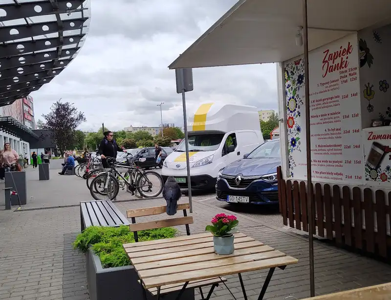 Stoliki i krzesła przy kiosku
