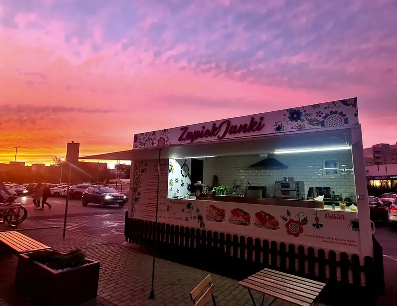 Kiosk o zachodzie słońca